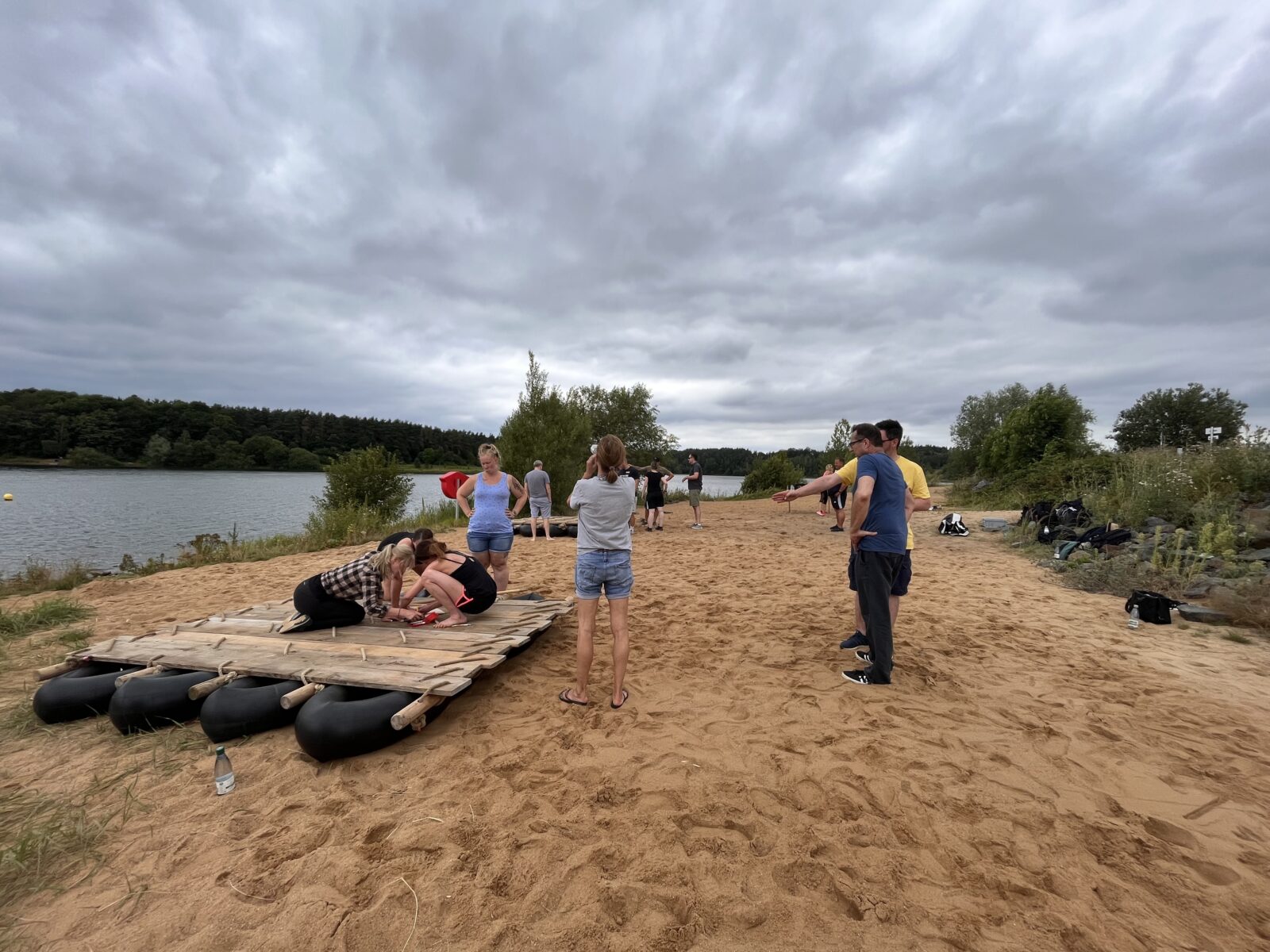 Floßbau beim Teamevent