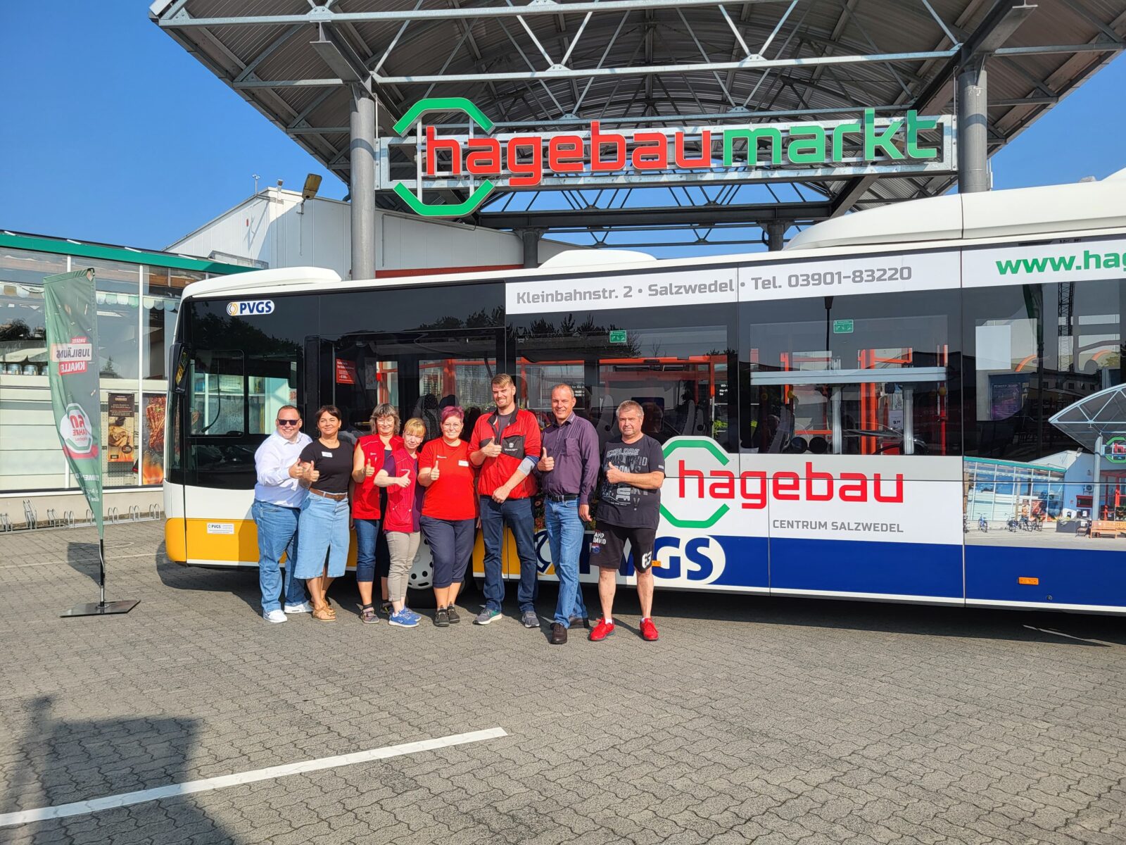 Busübergabe vor dem hagebaumarktcenter in Salzwedel