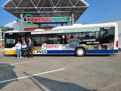 Busübergabe vor dem hagebaucenter Salzwedel