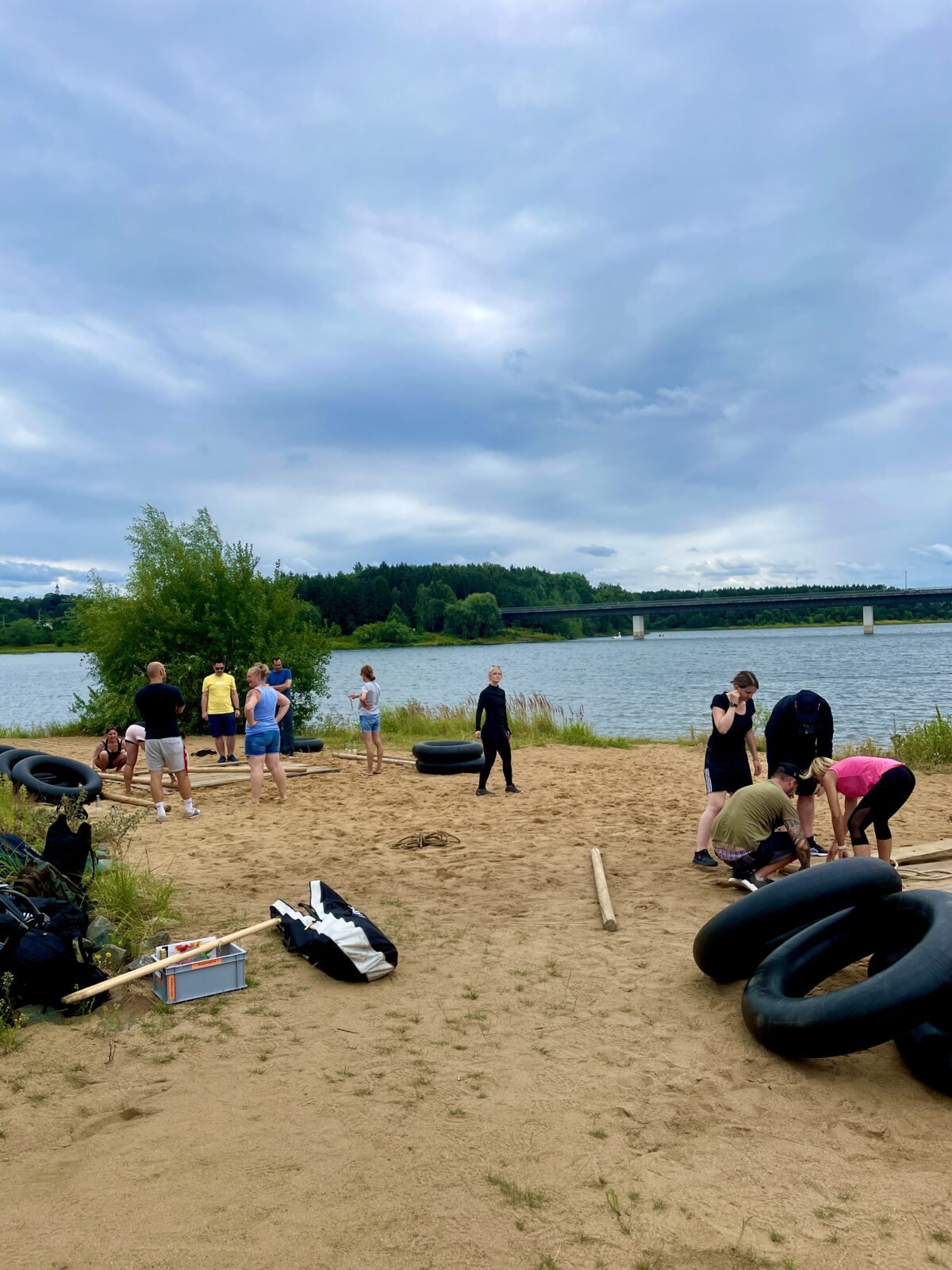 Floßbau beim Teamevent in Zeulenroda 