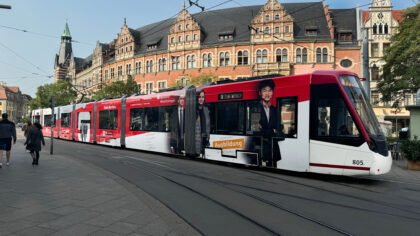 Karrierebahn der Sparkasse Mittelthüringen auf der Straße in Erfurt