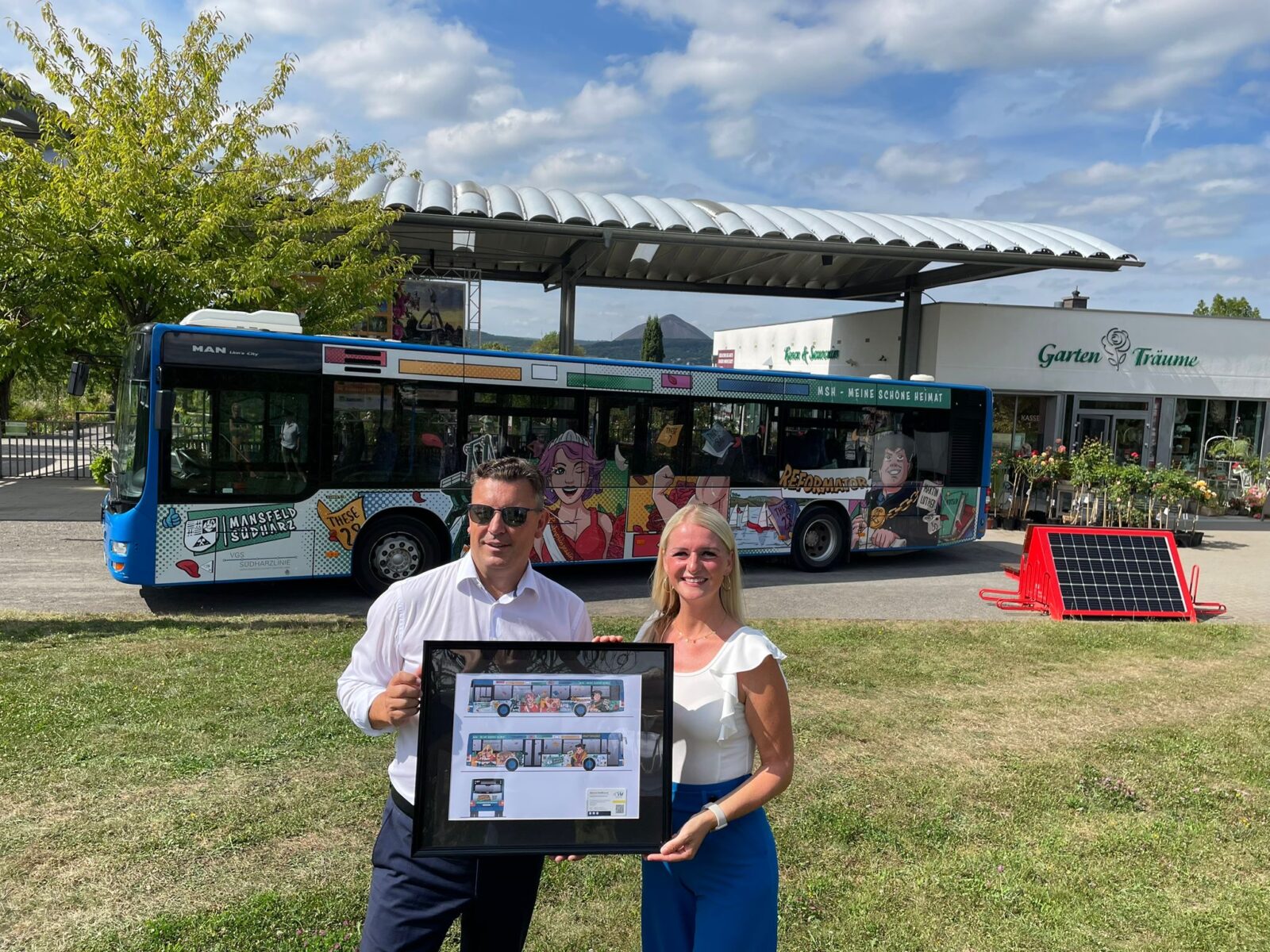 Landrat und Vertriebsmitarbeiterin bei Busübergabe in Mansfeld-Südharz