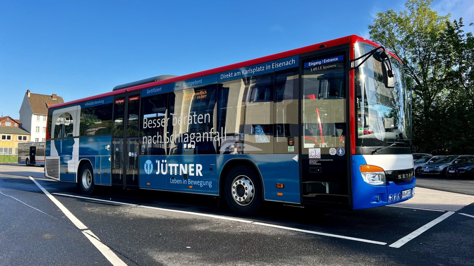 Werbebus von Jüttner Orthopädie KG auf einem Parkplatz