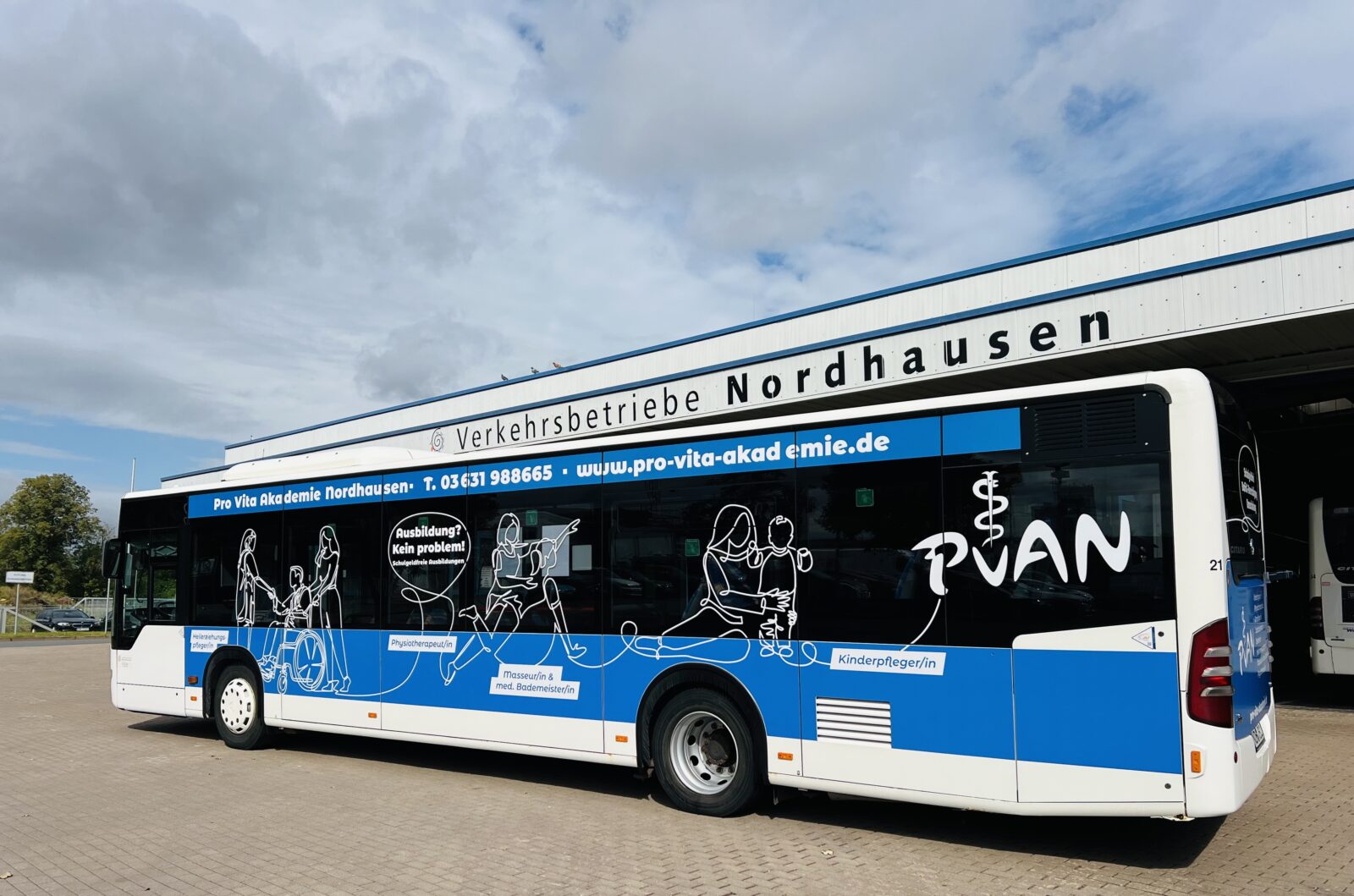 Imagewerbung der pro Vita Akademie vor den Verkehrswerken Nordhausen 