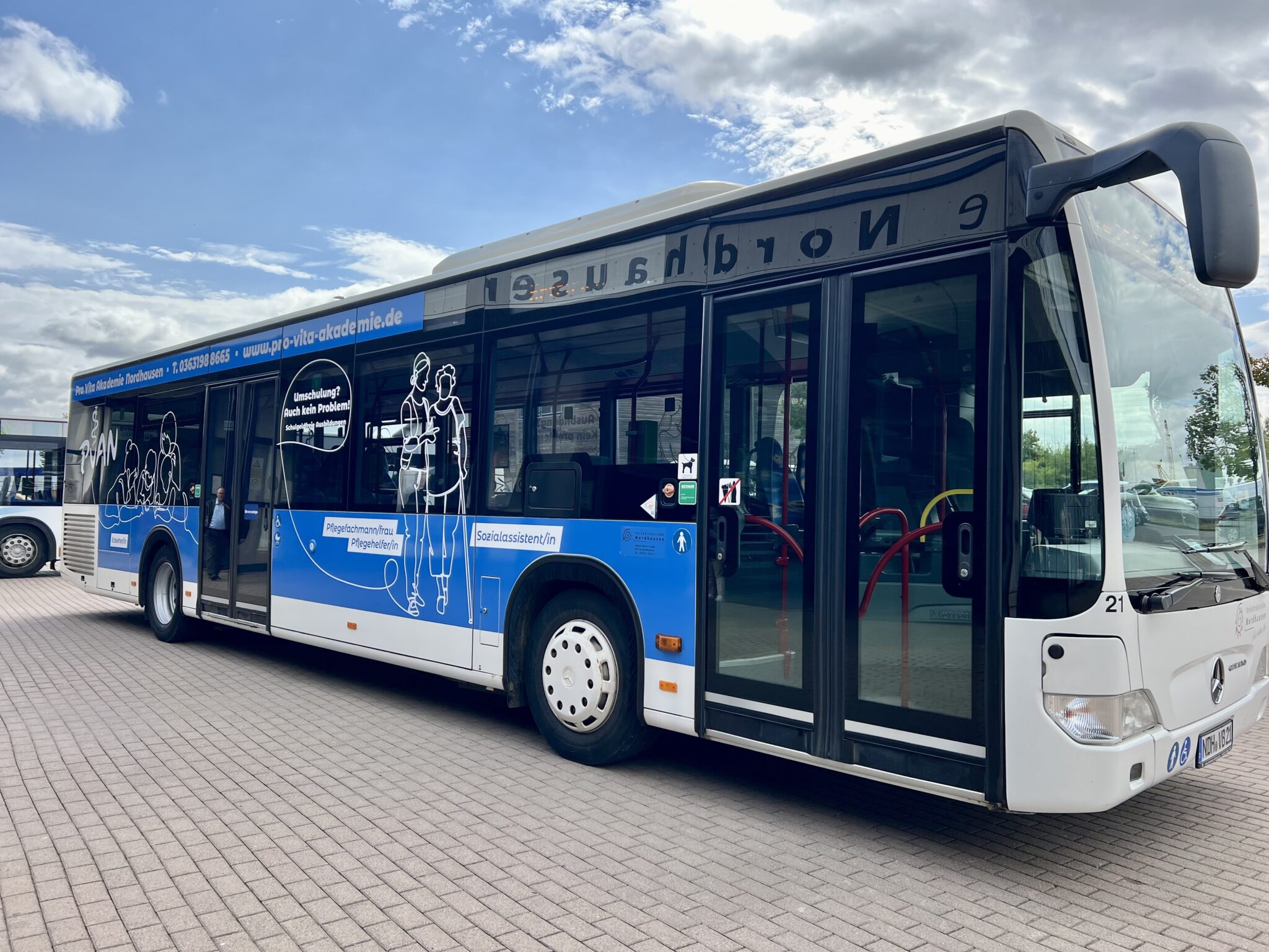 Werbebus der pro Vita Akademie auf einem Parkplatz