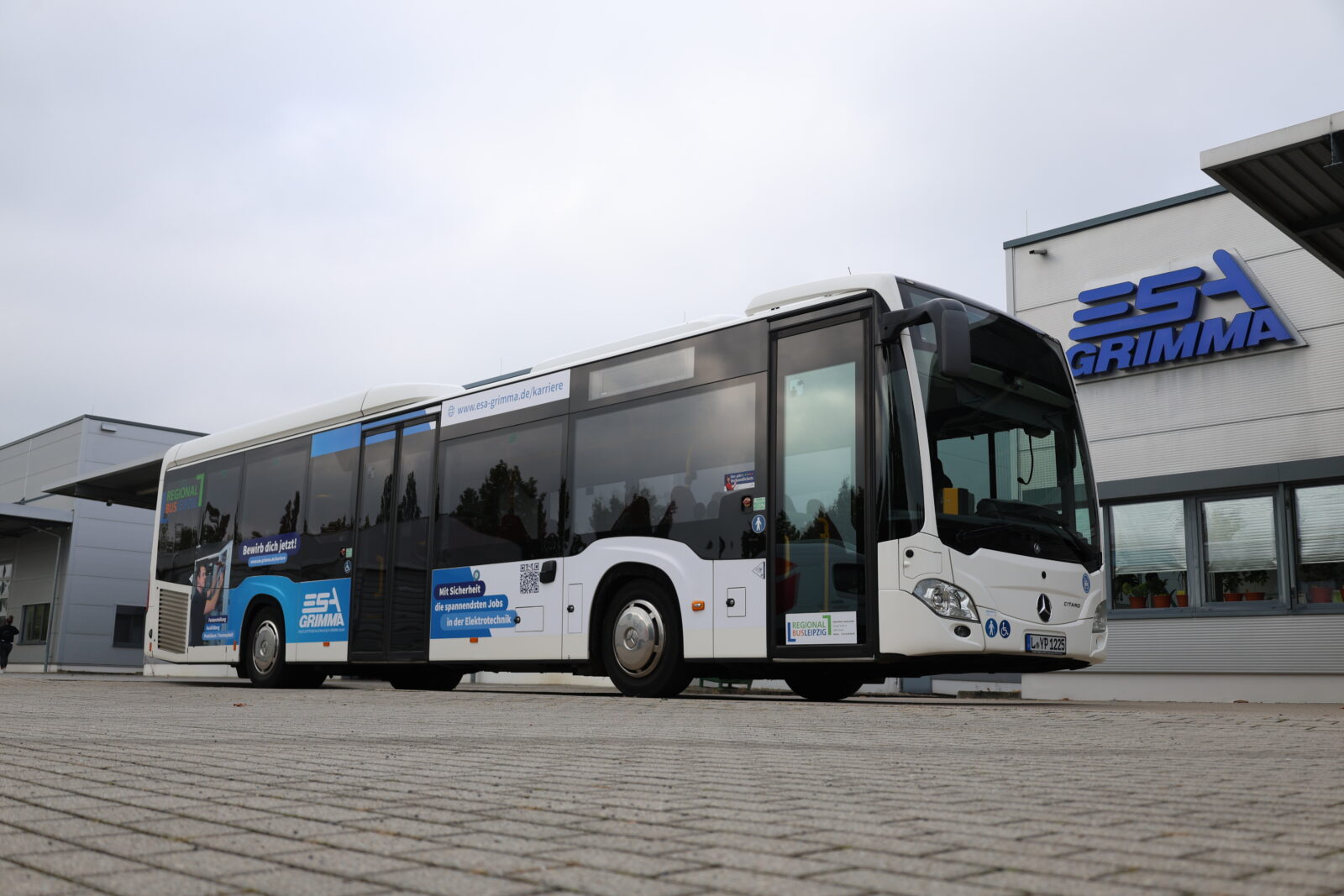 Werbebus von ESA Grimma vor dem ESA Werksgebäude