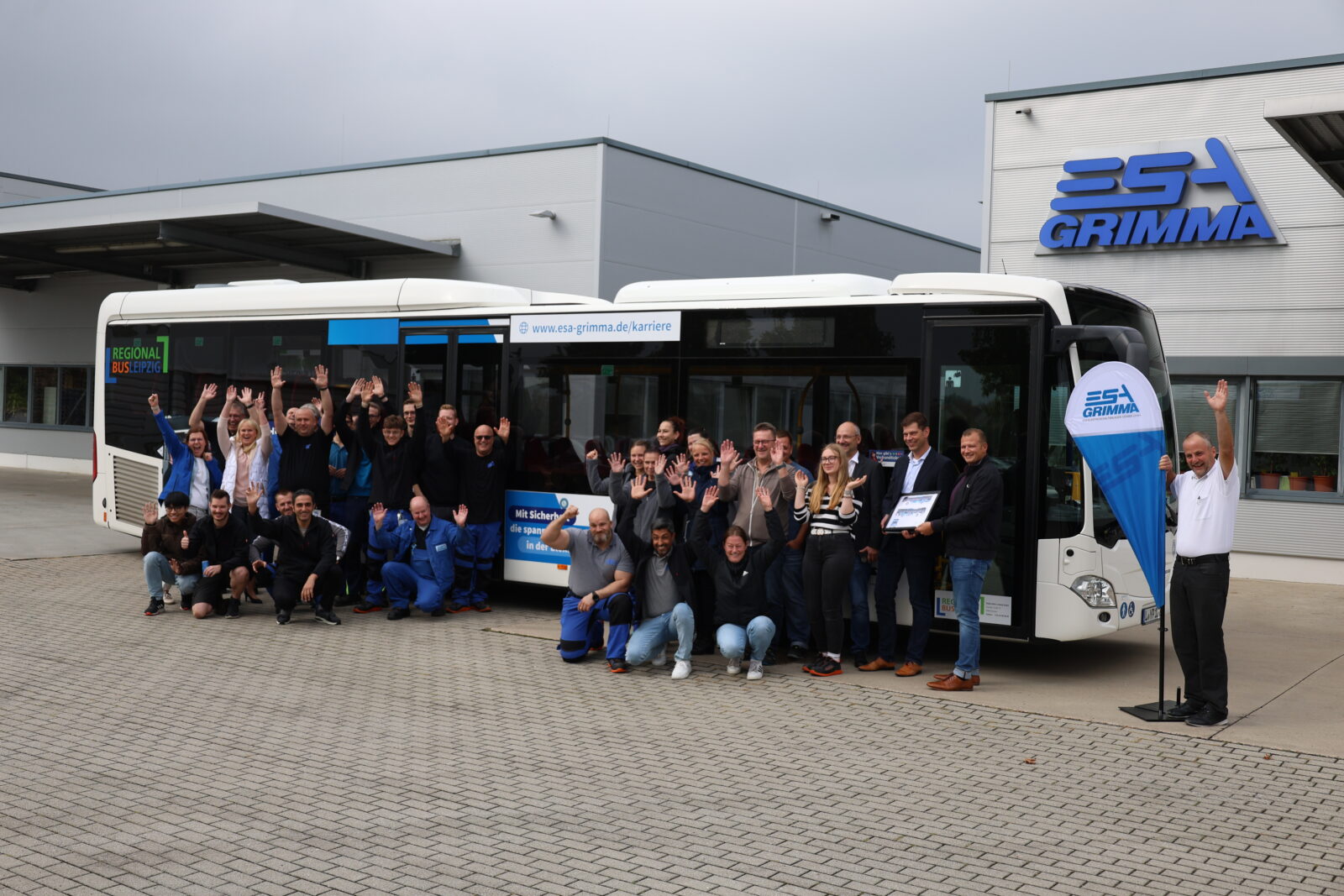 ESA Grimma Team vor der neuen Buswerbung auf dem ESA Gelände