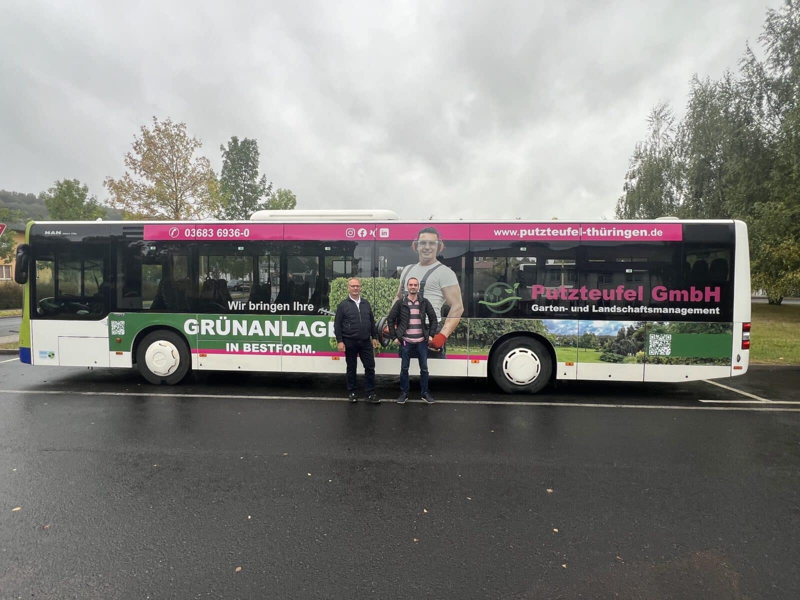 Zwei Personen vor dem Werbebus des Unternehmens Putzteufel 