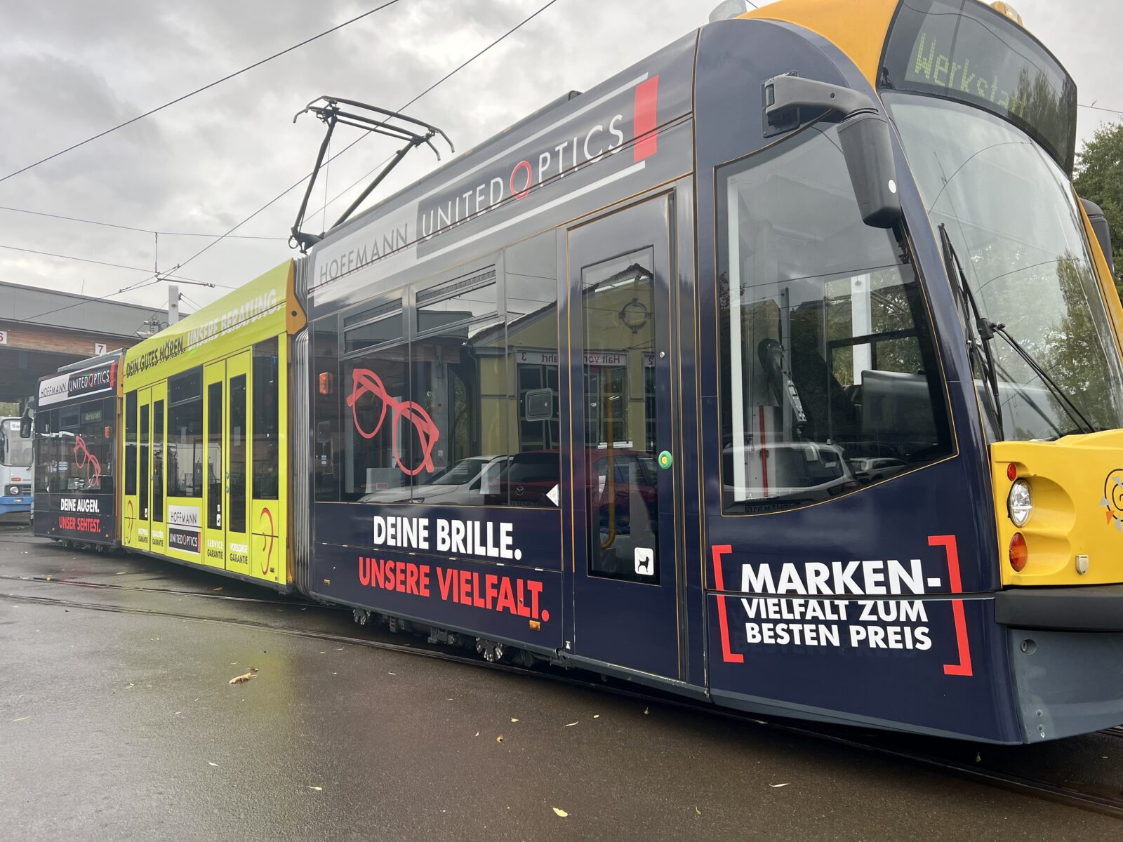 Seitenansicht der Straßenbahn von Hoffmann united Optics 