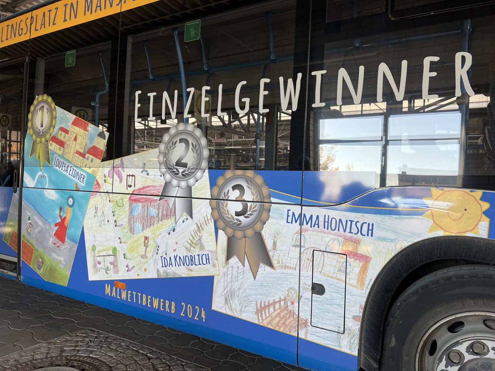 Seitenansicht des Gewinnerbusses des Malwettbewerbs der Verkehrsgesellschaft Südharz 