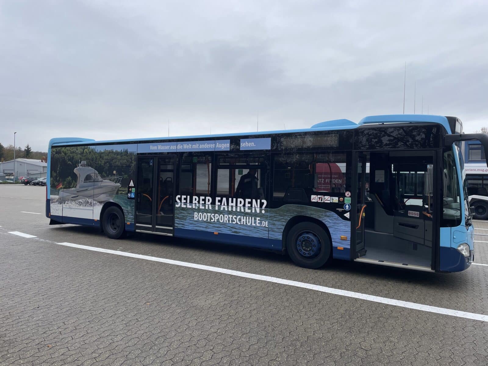 Einstiegsseite des neuen Werbebusses der Bootsschule Heller 