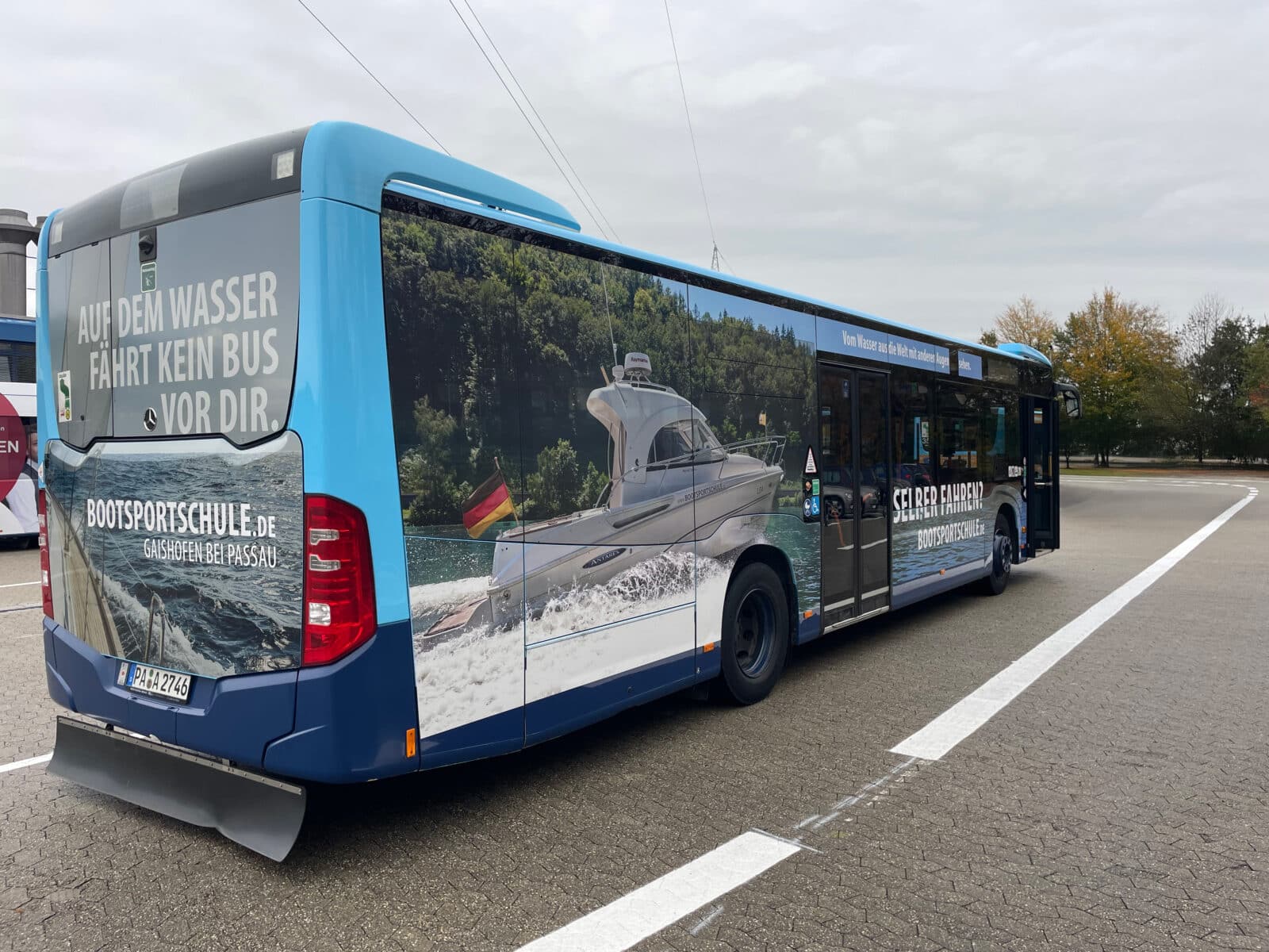 Seitenansicht des neuen Werbebusses der Bootsschule Heller