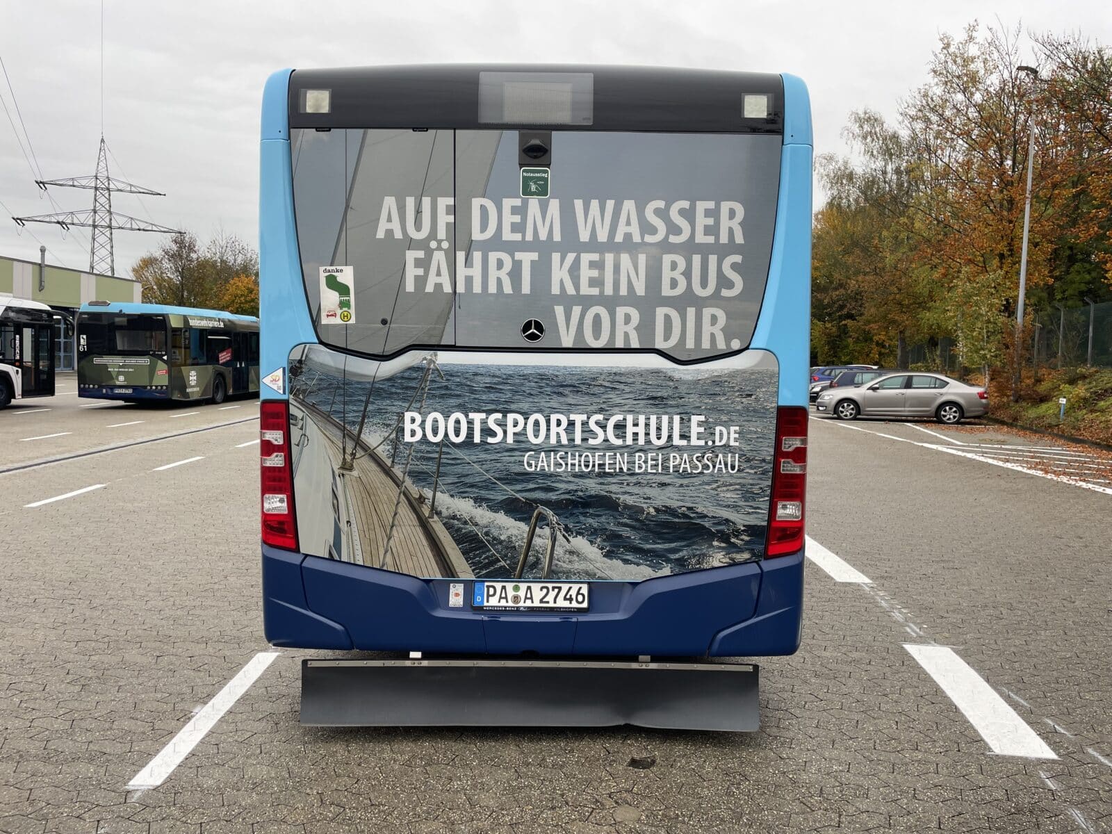 Heckansicht des neuen Busses der Bootsschule Heller 