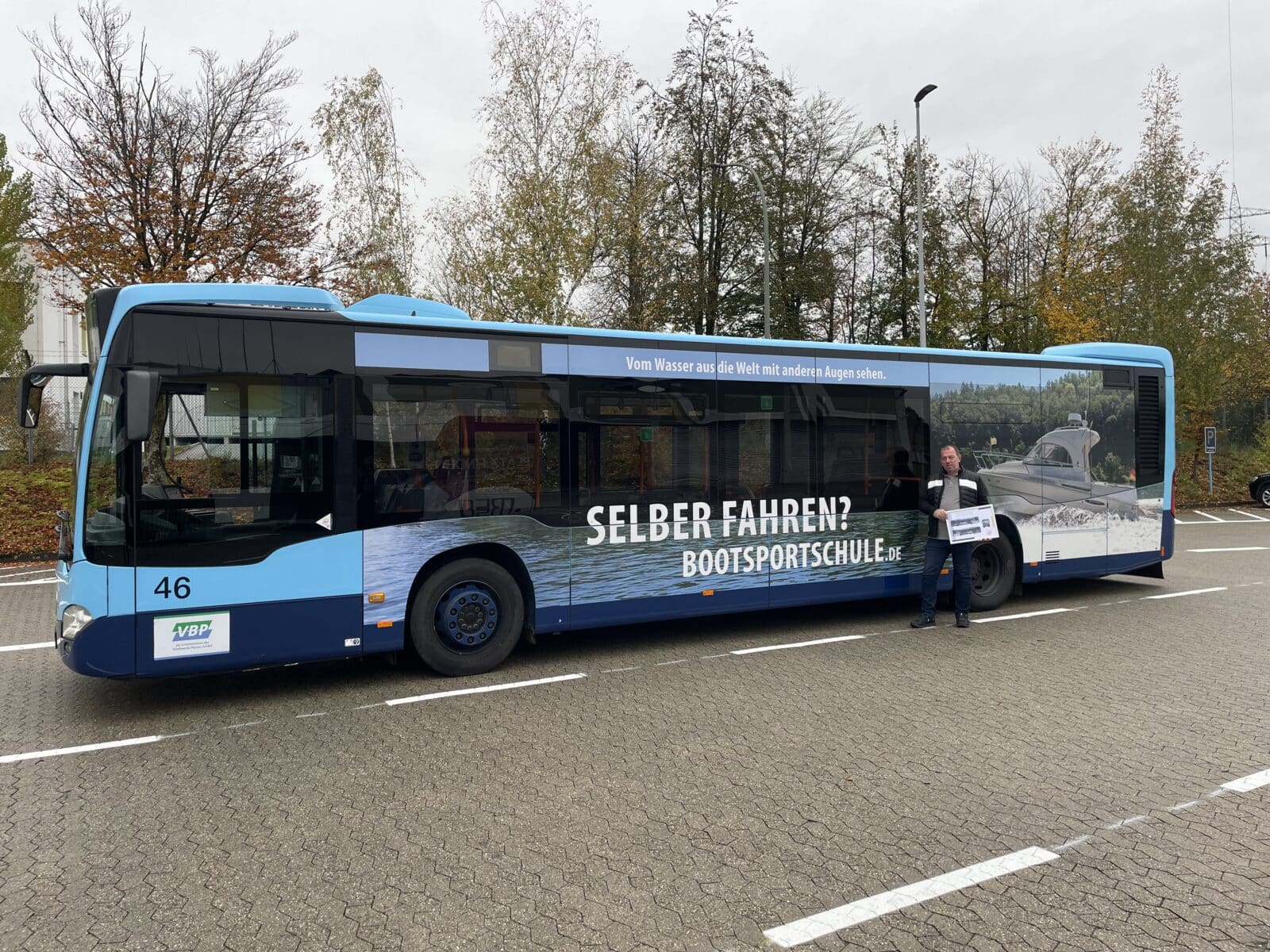 Außenansicht des Werbebusses der Bootsschule Heller