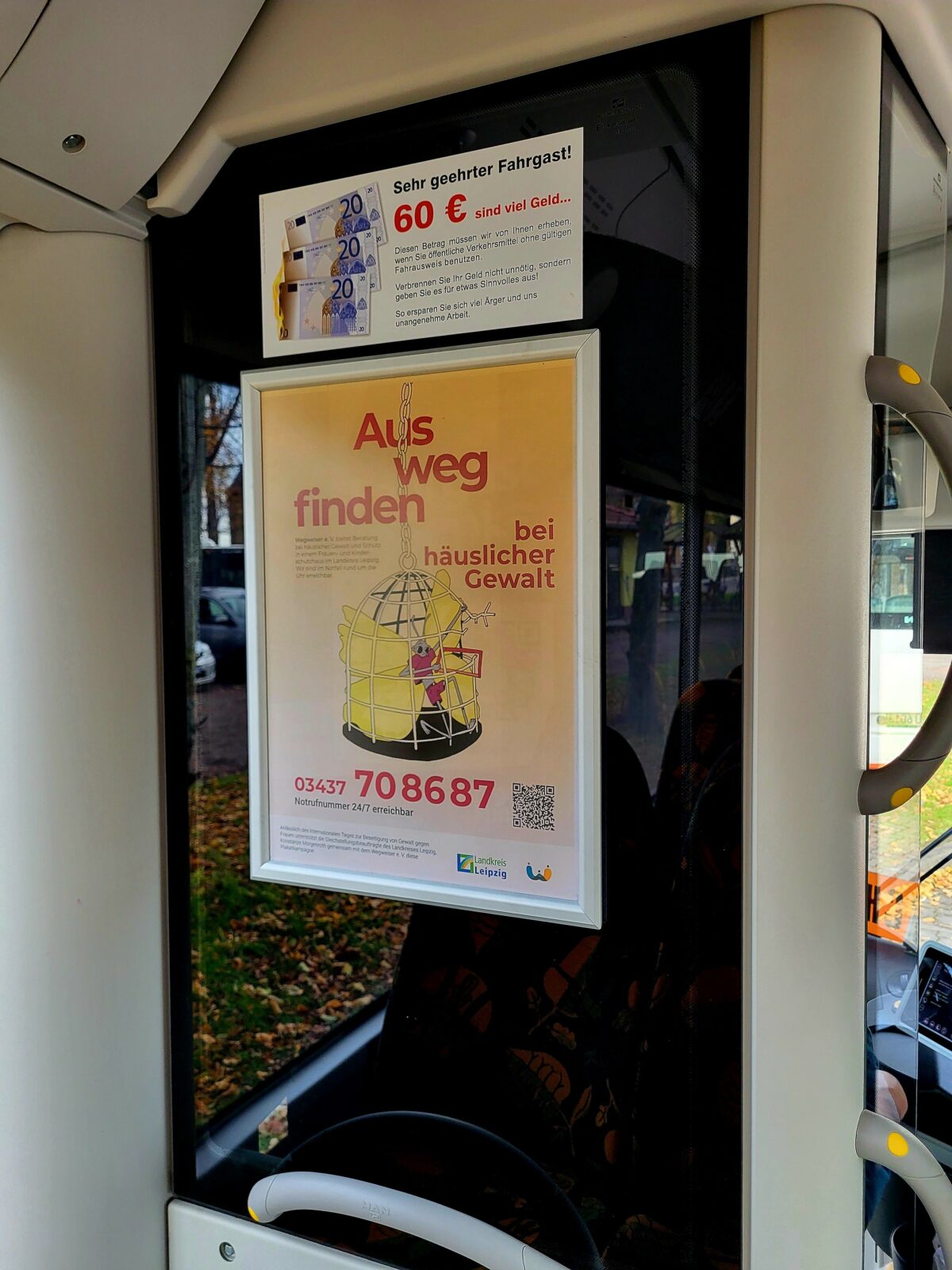 Gelbes Plakat gegen häusliche Gewalt hängt in einem Bus 