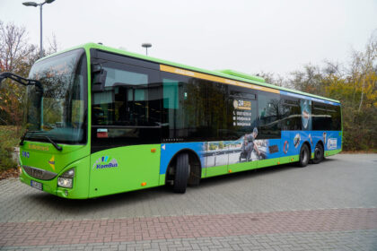 grüner Bus steht auf einem Parkplatz