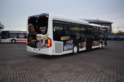 Bus mit verschiedenen Bildern eines Bäckers