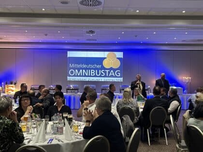 Eventraum mit vielen Personen mit einer Präsentation zum Omnibustag