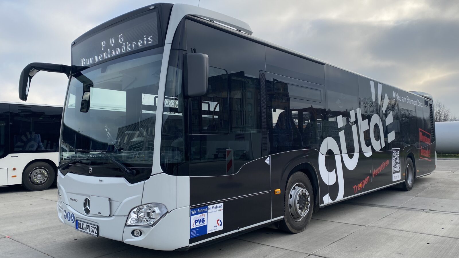 Schwarz weißer Bus mit der Firmenaufschrift Güta