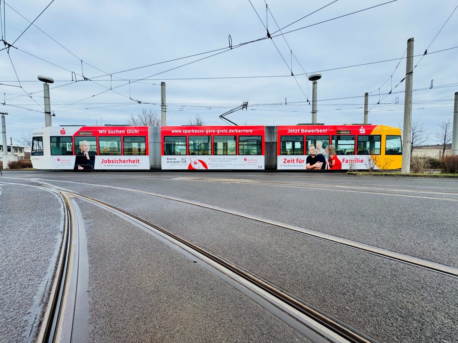 Seitenansicht einer Straßenbahn der Sparkasse 