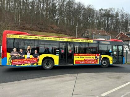 Seitenansicht eines gelb roten Busses eines Erste-Hilfe-Dienst